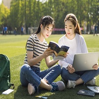 國(guó)萬(wàn)校園招生繳費(fèi)系統(tǒng)從繳費(fèi)者的角度分為兩類(lèi)，分別為校內(nèi)用戶(hù)與校外用戶(hù)，校內(nèi)用戶(hù)通過(guò)統(tǒng)一身份認(rèn)證登錄到系統(tǒng)中，選擇校方提供的繳費(fèi)項(xiàng)目，選擇自己的支付方式即可完成整個(gè)繳費(fèi)過(guò)程。校外用戶(hù)可以通過(guò)兩種方式登陸：注冊(cè)與支付碼登陸，或通過(guò)招生老師分享付款二維碼方式登陸后可以完成繳費(fèi)過(guò)程。